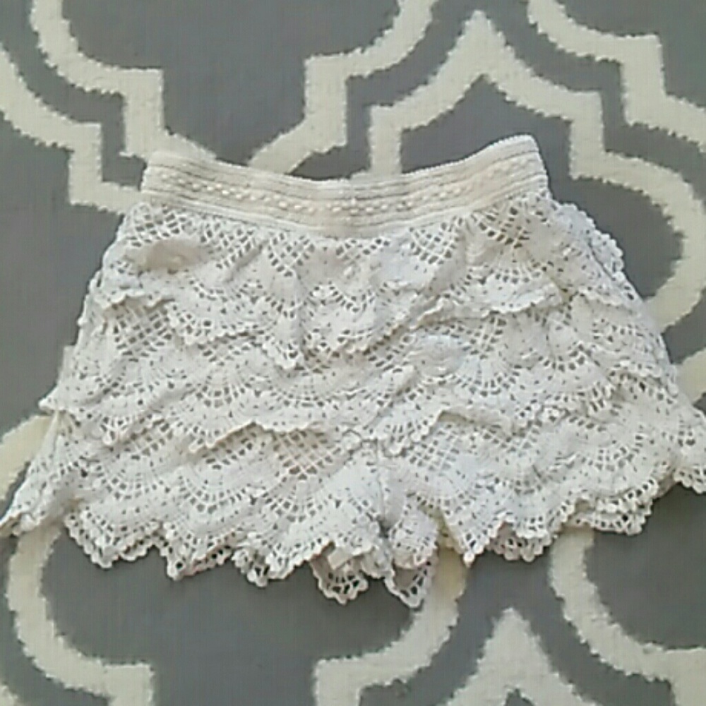 Girl ruffled white shorts size 7 to 8
